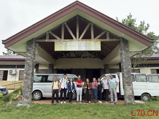 杰弗里・塞萨里专程前往菲律宾薄荷岛，与种植并出口香兰紫薯的农户及创业者洽谈合作。
