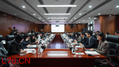 图：媒体采访团调研中国人寿数智金融赋能民生保障情况