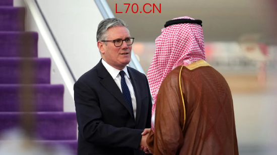 2026 年 4 月 8 日，英国首相基尔・斯塔默抵达沙特阿拉伯吉达机场。唐宁街表示，斯塔默此行是海湾之旅的第一站，旨在巩固中东战争停火协议。