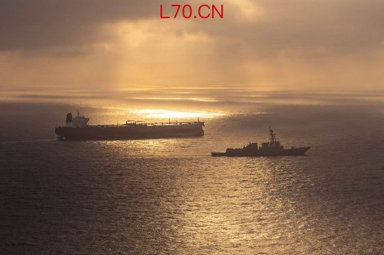4月美国海军“拉斐尔·佩拉尔塔”号驱逐舰（右）在伊朗籍船只附近执行封锁行动