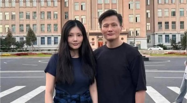 相差15岁，分手4年后复合并喜当爹，“家暴”传闻终于真相大白