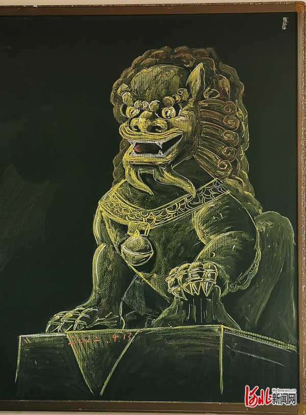 纵览原创 | 沧州神仙语文老师用粉笔当画笔，板书卷出新高度，为学生准备专属肖像画当惊喜