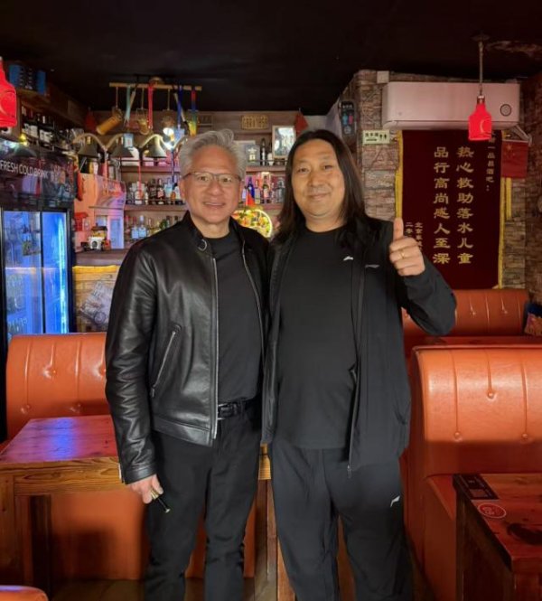 黄仁勋北京必吃榜我们都尝了！后海酒吧老板：他答应以后每年来一次