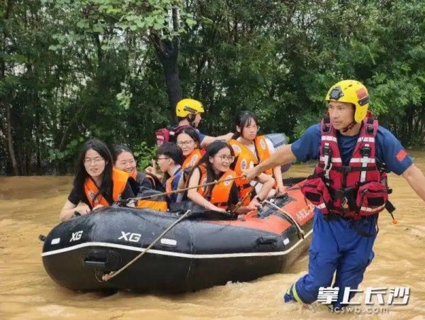一天内转移870人！岳麓蓝天救援队安全转移贵港受困师生