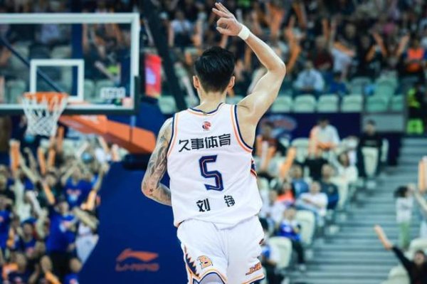 不会退役! 35岁老将确定再战一年, 十年CBA生涯终圆冠军梦